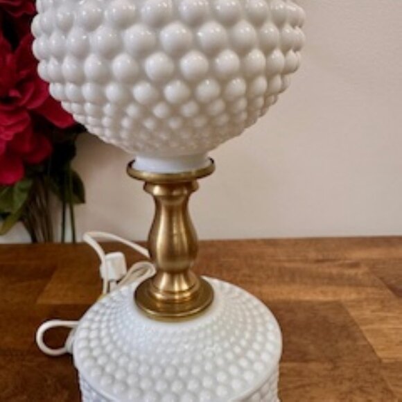 Vintage Hobnail Milk Glass Table Lamp White and Brass Accent Tested and Working‎ - Picture 6 of 7